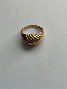 Michael Anthony 10k Yellow Gold Ribbed Dome Ring   
Sz 5 1/4.     2.76 grams